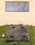 Widok na pyty - na pierwszym planie NN osoby, a na murze rodziny von Dyherrn